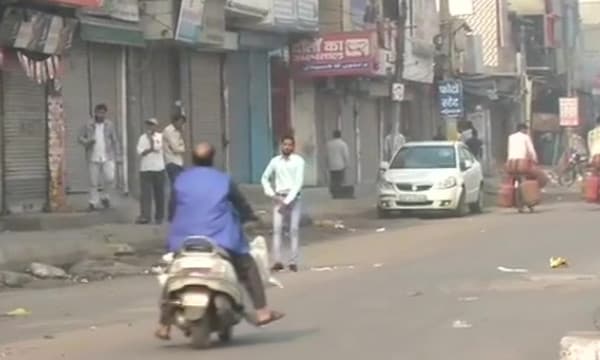 ഡല്‍ഹി ശാന്തമാകുന്നു, കേന്ദ്രസേന രംഗത്ത്, അങ്ങിങ്ങ് അക്രമം ; ഗോപാല്‍പുരയില്‍  വീണ്ടും കടകളും വീടുകളും അഗ്നിക്കിരയാക്കി; മരണം 18 ആയി