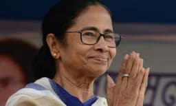 'നിറങ്ങളുടെ ഹോളിയ്ക്കു മുന്‍പേ രക്തത്തിന്റെ ഹോളി' ; ഡല്‍ഹി കലാപം വിഷയമാക്കി 'നരകം' എന്ന പേരില്‍ മമതാബാനര്‍ജിയുടെ കവിത ഫേസ്ബുക്കില്‍