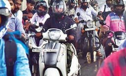 ഹെല്‍മറ്റ് സൂക്ഷിക്കാനുള്ള 'പെടാപ്പാട്' ഇനിയില്ല: ഇതാ മൂന്നാക്കി മടക്കി ഉപയോഗിക്കാവുന്ന ഹെല്‍മറ്റ്!