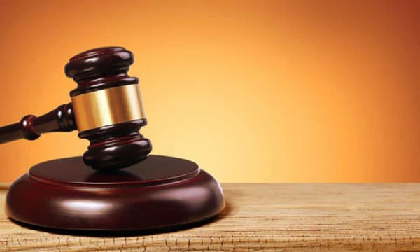 മാറിടം മറയ്ക്കാതെ കുട്ടികളുടെ മുന്നില്‍ നിന്നുവെന്ന് കേസ്: ഒടുവില്‍ വിചാരണയ്ക്കിടെ കുറ്റസമ്മതം നടത്തി വളര്‍ത്തമ്മ