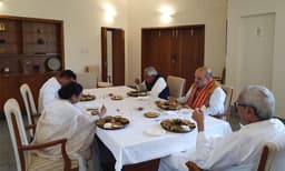 ഡല്‍ഹി കലാപം: പ്രതിപക്ഷം പ്രതിഷേധം കടുപ്പിക്കുമ്പോള്‍ അമിത് ഷായ്‌ക്കൊപ്പം വിരുന്നില്‍ പങ്കെടുത്ത് മമത