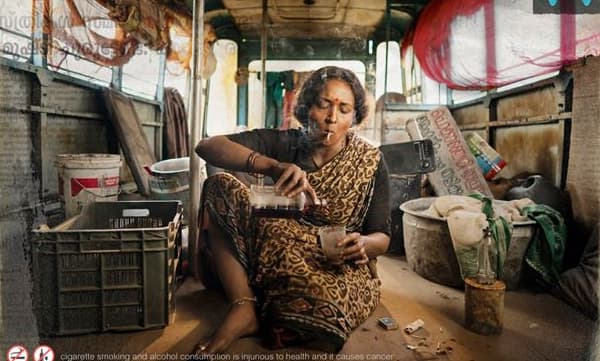 കൈയ്യില്‍ മദ്യക്കുപ്പി, ചുണ്ടില്‍ എരിയുന്ന സിഗരറ്റ്: ആര്‍ട്ടിക്കിള്‍ 21 ഫസ്റ്റ്‌ലുക്ക്