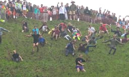 മരണം അല്ലെങ്കില്‍ അപകടം ഉറപ്പ്! കളിക്കാനെത്തുന്നത് നിരവധി പേര്‍, അറിയാം ഹില്‍ ചീസ് റോളിംഗ് മത്സരത്തെ കുറിച്ച്