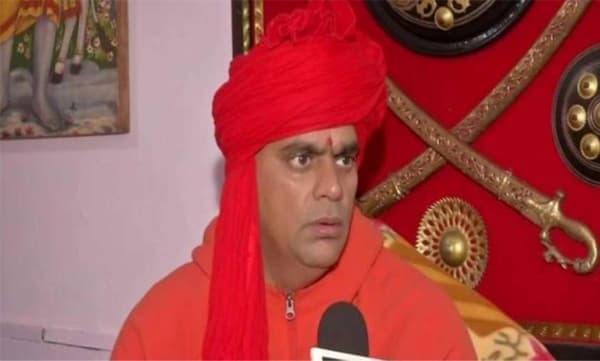 കൊറോണയെ തടയാന്‍ ചാണക കേക്കും ഗോമൂത്രവും; ചായസല്‍ക്കാരത്തിന്റെ മാതൃകയില്‍ ഗോമൂത്ര പാര്‍ട്ടി നടത്താന്‍ ഹിന്ദുമഹാ സഭ 