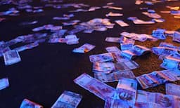 നടുറോഡില്‍ നിറയെ രണ്ടായിരത്തിന്റെയും അഞ്ഞൂറിന്റെയും നോട്ടുകള്‍; ഓടിക്കൂടിയ ജനം നോട്ട് പെറുക്കി; ഒടുവില്‍ അവസാനം അമളി മനസിലായി