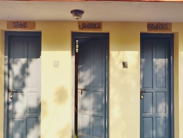 ബ്രാഹ്മണര്‍ക്ക് സ്‌പെഷ്യല്‍ ടോയ്‌ലറ്റ്, ക്ഷേത്രത്തിലെ ശുചിമുറി വിവേചനത്തിന് വ്യാപക പ്രതിഷേധം: ഒടുവില്‍ ചുവരെഴുത്ത് നീക്കം ചെയ്തു