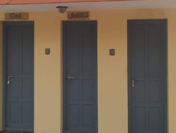 ബ്രാഹ്മണര്‍ക്ക് സ്‌പെഷ്യല്‍ ടോയ്‌ലറ്റ്, ക്ഷേത്രത്തിലെ ശുചിമുറി വിവേചനത്തിന് വ്യാപക പ്രതിഷേധം: ഒടുവില്‍ ചുവരെഴുത്ത് നീക്കം ചെയ്തു