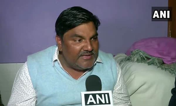 ഐ.ബി ഉദ്യോഗസ്ഥന്റെ വധം: കീഴടങ്ങാനെത്തിയ താഹിര്‍ ഹുസൈന്റെ അപേക്ഷ കോടതി തള്ളി, പോലീസ് കസ്റ്റഡിയില്‍