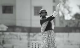 സാരിയുടുത്ത് ഷോട്ടുകള്‍ പായിച്ച് മിതാലി രാജ്: ലോകകപ്പ് ഫൈനലിനു മുന്‍പ് ടീം ഇന്ത്യയെ പ്രചോദിപ്പിച്ച് വീഡിയോ