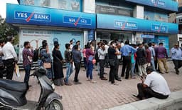 യെസ് ബാങ്ക് എടിഎം സര്‍വീസ് പുനരാരംഭിച്ചു, ഡെബിറ്റ് കാര്‍ഡുകള്‍ ഉപയോഗിച്ച് പണം പിന്‍വലിക്കാം: അര്‍ധ രാത്രിയോടെ അറിയിപ്പ്