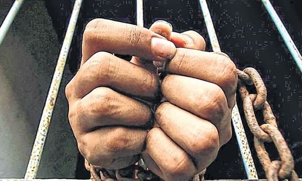 ശ്മശാനത്തില്‍ നിന്നും മൃതദേഹത്തിന്റെ കൈ വെട്ടി ; പാനില്‍ മാംസത്തോടൊപ്പം വിരലുകള്‍ കണ്ട് ഭാര്യ ബോധം കെട്ടുവീണു ; മനുഷ്യമാംസം പാകം ചെയ്തയാള്‍ അറസ്റ്റില്‍...!!! 