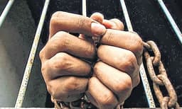 ശ്മശാനത്തില്‍ നിന്നും മൃതദേഹത്തിന്റെ കൈ വെട്ടി ; പാനില്‍ മാംസത്തോടൊപ്പം വിരലുകള്‍ കണ്ട് ഭാര്യ ബോധം കെട്ടുവീണു ; മനുഷ്യമാംസം പാകം ചെയ്തയാള്‍ അറസ്റ്റില്‍...!!! 