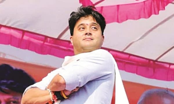 മദ്ധ്യപ്രദേശില്‍ ബിജെപിയും കോണ്‍ഗ്രസും ആശങ്കയില്‍ ; അടിയൊഴുക്കുകള്‍ ഒഴിവാക്കാന്‍ ബാക്കിയുള്ള എംഎല്‍എ മാരെ മുക്കുന്നു