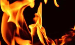 ഉറങ്ങിക്കിടന്ന ഭര്‍ത്താവിനെ ഭാര്യ തീകൊളുത്തി കൊന്നു ; സഹായത്തിന് മകളും മാതാവും 