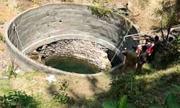 പ്രായപൂര്‍ത്തിയാകാത്ത ആദിവാസി പെണ്‍കുട്ടിയെ കിണറ്റില്‍ മരിച്ച നിലയില്‍ കണ്ടെത്തി: കൊലപാതകമെന്ന് സംശയം