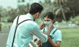 മാസ്‌ക് ധരിച്ച് സേവ് ദ ഡേറ്റ്: കൊറോണ പ്രതിരോധ സന്ദേശം പകര്‍ന്ന് ചെക്കനും പെണ്ണും, ഏറ്റെടുത്ത് സൈബര്‍ ലോകം