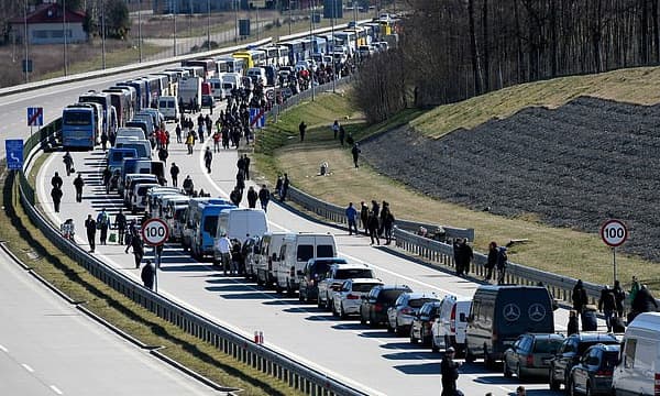 കൊറോണാ ഭീതി  ഉടനെങ്ങും ഒഴിയില്ലെന്ന് ബ്രിട്ടന്‍ , 2021 മാര്‍ച്ച് വരെ നീളും ; 80 ശതമാനവും രോഗികളാകും, ഇംഗ്‌ളണ്ടിലും വെയ്ല്‍സിലും ഐസൊലേഷന് തയ്യാറായില്ലേല്‍ ജയിലും 1000 പൗണ്ട് പിഴയും