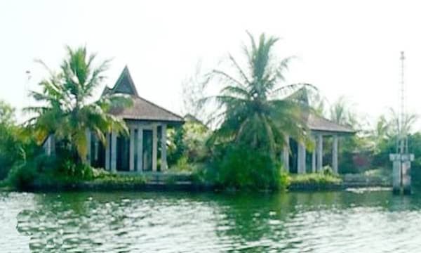 ആരു പൊളിക്കുമെന്നു തര്‍ക്കം: വേമ്പനാട്ടു കായലിലെ കാപ്പിക്കോ റിസോര്‍ട്ടിന്റെ കാര്യത്തില്‍ നടപടി നിശ്ചലം