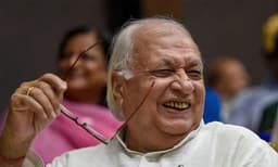 കൊവിഡ് 19 മുന്‍കരുതലുകള്‍ തുടര്‍ച്ചയായി ലംഘിച്ച് ഗവര്‍ണര്‍; ഉല്ലാസ യാത്രയ്ക്ക് പിന്നാലെ ലോ കോളജ് സന്ദര്‍ശിച്ചു