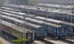 കേരളത്തില്‍ ട്രെയിനുകള്‍ കൂട്ടത്തോടെ റദ്ദാക്കി; മലബാര്‍ എക്‌സ്പ്രസ്സ് അടക്കം 18 തീവണ്ടികള്‍ മാര്‍ച്ച് 31 വരെ ഓടില്ല