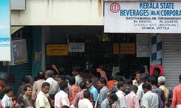 ജനതാ കര്‍ഫ്യൂ: ബിവറേജസ്‌ ഔട്ട്‌ലെറ്റുകള്‍ക്കും ബാറുകള്‍ക്കും അവധി, ഇന്നലെ ഉണ്ടായത് വന്‍തിരക്ക്