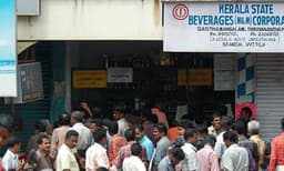 ജനതാ കര്‍ഫ്യൂ: ബിവറേജസ്‌ ഔട്ട്‌ലെറ്റുകള്‍ക്കും ബാറുകള്‍ക്കും അവധി, ഇന്നലെ ഉണ്ടായത് വന്‍തിരക്ക്