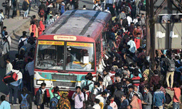 ലോക്ക് ഡൗണ്‍: അതിര്‍ത്തിയില്‍ കുടുങ്ങിയ 'കുടിയേറ്റ തൊഴിലാളികള്‍ക്കായി' ആയിരം ബസുകള്‍ നിരത്തിലിറക്കി യുപി