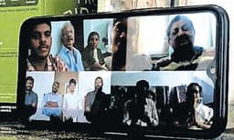 വിവാഹ നിശ്ചയം വീഡിയോ കോണ്‍ഫറന്‍സിലൂടെ; കൊറോണക്കാലത്തെ മാതൃക 