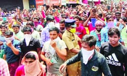 പായിപ്പാട് ഇന്നലെ സംഘം ചേര്‍ന്നവര്‍ക്കെതിരേ പോലീസ് കേസെടുത്തു; റെയ്ഡില്‍ ക്യാമ്പില്‍ നിന്നും 20 ഫോണുകള്‍ പിടിച്ചെടുത്തു 