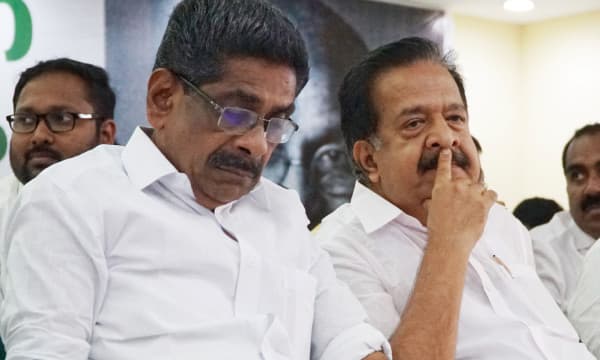  സാലറി ചലഞ്ചിനെ അനുകൂലിച്ച് പ്രതിപക്ഷ നേതാവ് ; എങ്കിലും ഒരു മാസത്തെ ശമ്പളം നല്‍കാനാകില്ല; പ്രതിപക്ഷത്തെ സര്‍വ്വീസ് സംഘടനകള്‍ക്ക് എതിര്‍പ്പ്   
