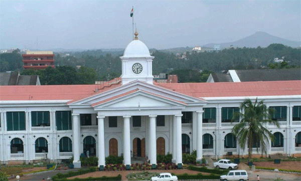 വാര്‍ റൂം റെഡി; യുവ ഐ.എ.എസുകാര്‍ വാര്‍ റൂമില്‍ പ്രവര്‍ത്തിക്കും; ഇനിയുള്ള പ്രവര്‍ത്തനങ്ങള്‍ പുതിയ രീതിയില്‍ 