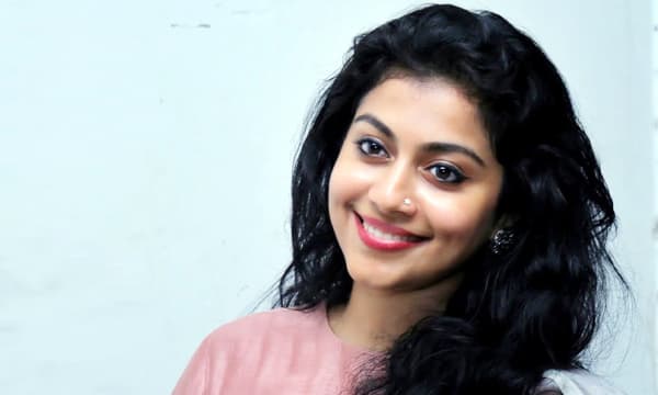 എട്ടാമത്തെ ചിത്രത്തില്‍ ജയേട്ടന്റെ നായിക, പ്രിയതമന്‍ നല്‍കിയ സമ്മാനം