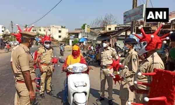 ലോക്ക്ഡൗണ്‍ സമയത്ത് 'കൊറോണ വേഷ'ത്തില്‍ പോലീസ് ഉദ്യേഗസ്ഥര്‍ ; വ്യത്യസ്തമായ ബോധവത്ക്കരണം 