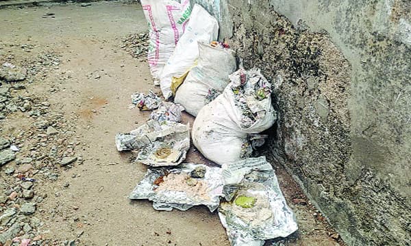 അതിഥി തൊഴിലാളികള്‍ക്കായി 569 ക്യാമ്പുകള്‍, ഒറ്റ ദിവസം 1,80,424 പൊതികള്‍ ; ഇറച്ചി ഇല്ലാത്തതിന് ഭക്ഷണപ്പൊതികള്‍ വലിച്ചെറിഞ്ഞ് ഇതരസംസ്ഥാന തൊഴിലാളികള്‍ 