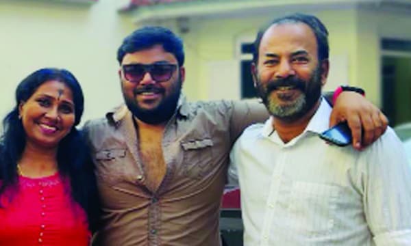 അര്‍ജുന്‍ അച്ഛന്‍ മേജര്‍ രവിയ്ക്കും അമ്മ അനിത രവിയ്ക്കുമൊപ്പം.