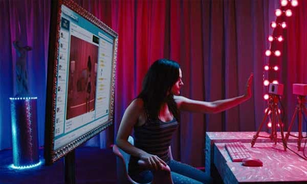 കോവിഡ് 19; വര്‍ക്ക് ഫ്രം ഹോമുമായി സെക്‌സ് ക്യാം പെണ്‍കുട്ടികള്‍; ഓണ്‍ലൈനില്‍ സജീവം