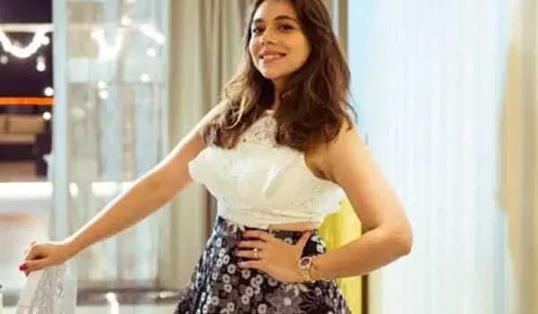 ആദ്യം പറഞ്ഞതിന്റെ മൂന്നിരട്ടി തരാം, പക്ഷേ വിട്ടുവീഴ്ച ചെയ്യണം; മീടു വെളിപ്പെടുത്തലുമായി നടി