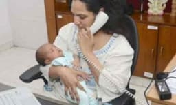 ആറ് മാസത്തെ പ്രസവാവധി​ നിരസിച്ച് ഒരുമാസം പ്രായമായ കുഞ്ഞുമായി ​ജോലിയില്‍ ; വനിതാ ​ഐഎഎസ് ഓഫീസര്‍ക്ക് കയ്യടി 