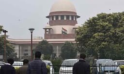 ജയിലുകളിൽ കഴിയുന്ന തടവുകാർക്ക് പരോളോ ജാമ്യമോ നൽകി വിട്ടയക്കുന്നതിനെതിരെ സുപ്രീംകോടതി ;സംസ്ഥാനങ്ങൾ ഗൗരവം മനസിലാക്കണം