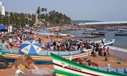 ആകെ നഷ്ടം; വിഴിഞ്ഞത്ത് മത്സ്യത്തൊഴിലാളികളും പോലീസും ഏറ്റുമുട്ടി