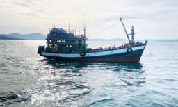 കോവിഡിനെ തുടര്‍ന്ന് തീരത്ത് അടുപ്പിക്കാന്‍ കഴിഞ്ഞില്ല ; രണ്ടു മാസമായി കപ്പലില്‍ മുഴുപ്പട്ടിണിയില്‍, 24 റോഹിംഗ്യക്കാര്‍ മരിച്ചു ; 382 പേരെ രക്ഷിച്ചതില്‍ പലര്‍ക്കും നിവര്‍ന്ന് നില്‍ക്കാന്‍ പോലും വയ്യ