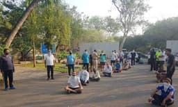 ലോക്ക്ഡൗൺ ലംഘിച്ചവരെ കൊണ്ട് യോഗ ചെയ്യിപ്പിച്ച് പൂനെ പോലീസ്; വിഡിയോ