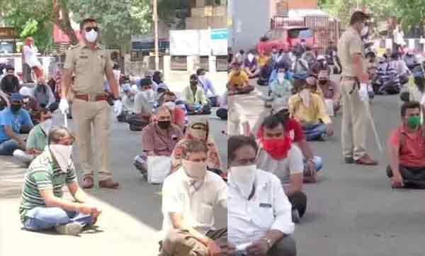 ലോക്ക് ഡൗണ്‍ ലംഘിച്ച് പുറത്തിറങ്ങി ; 180 ഓളം പേരെ നാല് മണിക്കൂര്‍ റോഡിലിരുത്തി പൂനെ പോലീസ് 