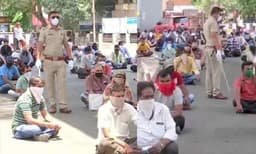 ലോക്ക് ഡൗണ്‍ ലംഘിച്ച് പുറത്തിറങ്ങി ; 180 ഓളം പേരെ നാല് മണിക്കൂര്‍ റോഡിലിരുത്തി പൂനെ പോലീസ് 