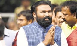 ചൂടുവെള്ളം മാത്രം കുടിക്കുകയും ഉപ്പുവെള്ളം കവിള്‍ക്കൊള്ളുകയും ചെയ്താല്‍ കൊവിഡിനെ പ്രതിരോധിക്കാം: കര്‍ണാടക ആരോഗ്യ മന്ത്രി