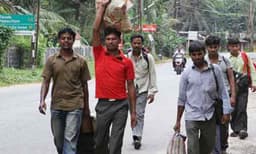 ലോക്ക് ഡൗണിനെ തുടർന്ന് കുടുങ്ങിക്കിടക്കുന്ന തൊഴിലാളികളെ തൊഴിലിടങ്ങളിൽ എത്തിക്കാൻ കേന്ദ്ര സർക്കാർ അനുമതി 