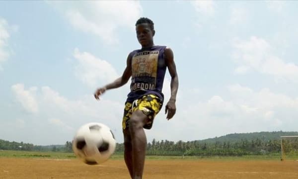 ഇത് ജീവിതത്തിലെ 'സുഡാനി ഫ്രം നൈജീരിയ' ; എറിക്കിന് പരിക്കേറ്റ് രണ്ടു മാസം പോയി, ഇപ്പോള്‍ കൊറോണ വന്നും രണ്ടുമാസം ; ആഫ്രിക്കയില്‍ നിന്നും മലബാറില്‍ സെവന്‍സ് കളിക്കാനെത്തി കുടുങ്ങി