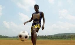 ഇത് ജീവിതത്തിലെ 'സുഡാനി ഫ്രം നൈജീരിയ' ; എറിക്കിന് പരിക്കേറ്റ് രണ്ടു മാസം പോയി, ഇപ്പോള്‍ കൊറോണ വന്നും രണ്ടുമാസം ; ആഫ്രിക്കയില്‍ നിന്നും മലബാറില്‍ സെവന്‍സ് കളിക്കാനെത്തി കുടുങ്ങി