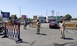 കേന്ദ്ര ഉത്തരവ് നടപ്പിലാക്കാതെ അസം: ലോക്ഡൗണില്‍ ഇളവ് നല്‍കണോ എന്നതില്‍ തീരുമാനം തിങ്കളാഴ്ച, രോഗബാധിതര്‍ കൂടുതലായിട്ടും മഹാരാഷ്ട്രയില്‍ 'ഇളവ്'