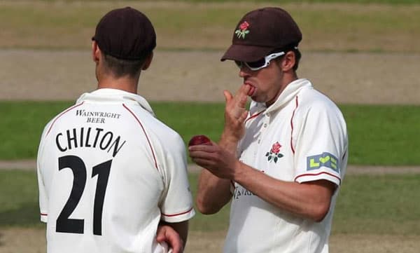 'ഉമിനീര്‍'  പ്രയോഗം ഇനി വേണ്ട..,: പന്തിന് തിളക്കം കൂട്ടാന്‍ കൃത്രിമ വസ്തുക്കള്‍ ഉപയോഗിക്കാന്‍ ഐസിസിയുടെ ആലോചന!